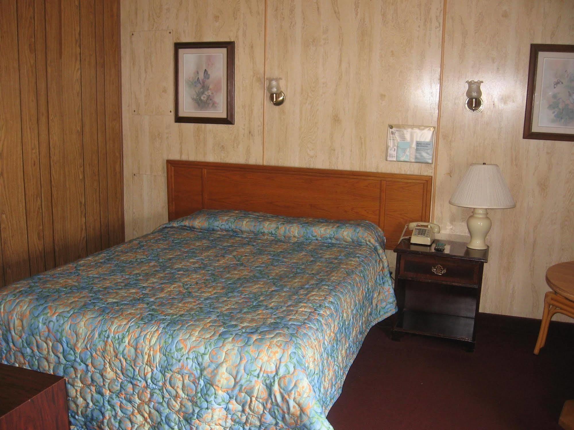 Budget Inn Lynchburg And Bedford Goode Room photo